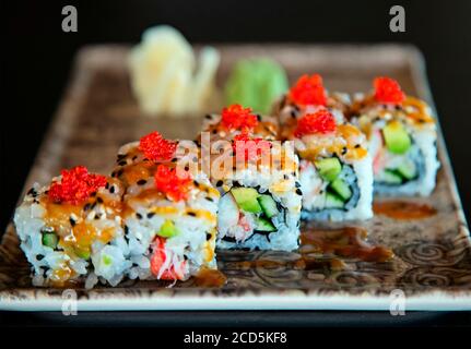 Une assiette de sushis dans un bar à sushis d'un hôtel proche de la ville d'Ierapetra, en Crète, en Grèce. Banque D'Images