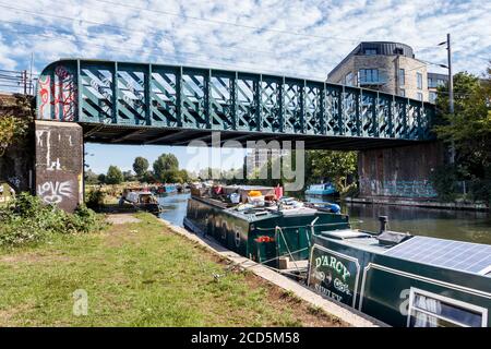 Pont ferroviaire au-dessus de la rivière Lea à Clapton, Londres, Royaume-Uni Banque D'Images