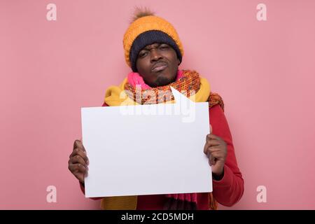 Un jeune afro-américain tenant une pancarte à l'attention des médias est contrarié par les nouvelles. Banque D'Images