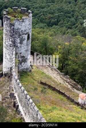 Vue panoramique sur la tour et le mur du château de Bezdez en République tchèque. Banque D'Images