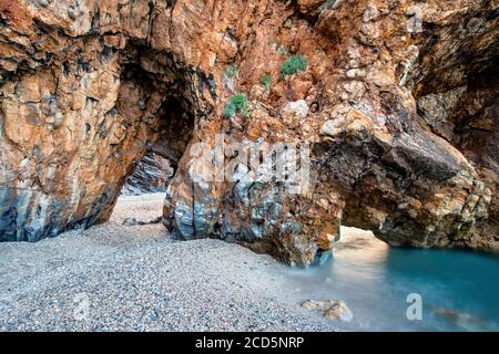 Plage de Mylopotamos, près du village de Tsangarada, montagne Pélion, Magnessia, Thessalie, Grèce. Banque D'Images