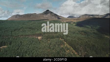 Scotland Mountain Goatfell paysage vue panoramique aérienne à Brodick Harbour, Arran Island. Paysage majestueux de la nature écossaise de forêts, de prairies et de château médiéval Banque D'Images