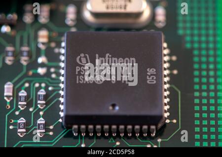 Timisoara, Roumanie - 30 avril 2020 : gros plan d'un circuit intégré d'interface télécom Infineon PSB 2186N. Composants électroniques. Banque D'Images
