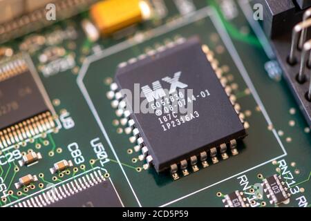 Timisoara, Roumanie - 30 avril 2020 : gros plan d'un circuit intégré MX G052838. Composants électroniques. Banque D'Images