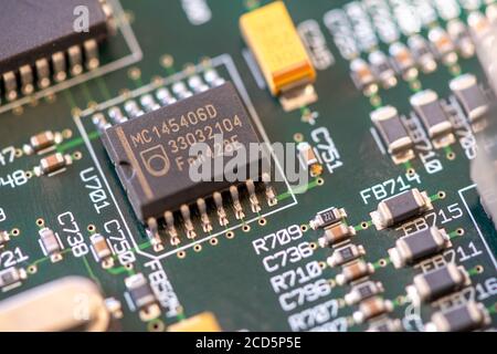 Timisoara, Roumanie - 30 avril 2020 : gros plan d'un circuit intégré MC145406D. Composants électroniques. Banque D'Images