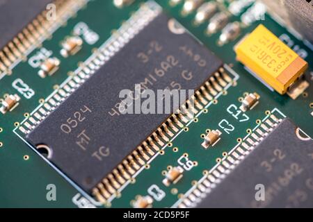 Timisoara, Roumanie - 30 avril 2020 : gros plan d'une puce SDRAM DRAM MT 48LC8M16A2. Composants électroniques. Banque D'Images