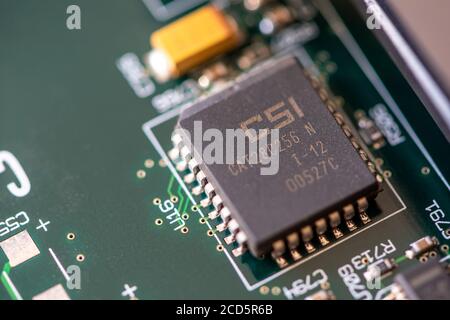 Timisoara, Roumanie - 30 avril 2020 : gros plan d'une puce EEPROM CSI CAT28C256. Composants électroniques. Banque D'Images