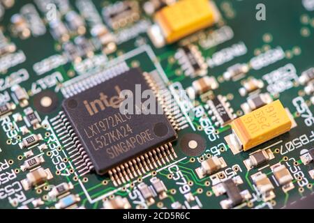 Timisoara, Roumanie - 30 avril 2020 : gros plan d'un émetteur-récepteur Ethernet Intel LXT972ALC. Composants électroniques. Banque D'Images