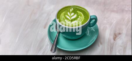 Bannière panoramique sur fond de tasse de thé vert Matcha latte Banque D'Images