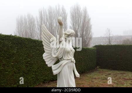 LA HAYE - Statue d'un ange dans la brume dans un cimetière Banque D'Images