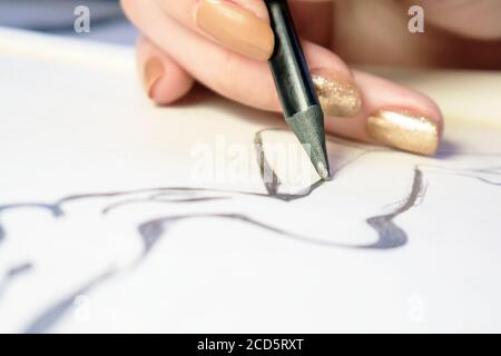 Concept de peinture. L'artiste dessine le corps d'une femme. Bichkek, Kirghizistan - 12 mars 2017. Banque D'Images