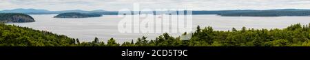 Vue panoramique sur Bar Harbor et Frenchman Bay depuis Cadillac Mountain, parc national Acadia, Maine, États-Unis Banque D'Images