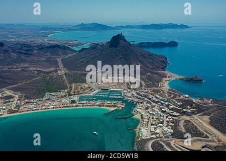 Colline de Tetakahui vue aérienne de l'embarcadère et des bateaux. Bahia et les collines à côté du désert à San Carlos, Sonora, Mexique. Golfe de Californie. Mer de ​​Cor Banque D'Images