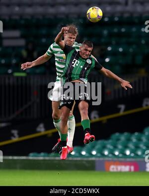 Kristoffer Ajer (à gauche) du Celtic et Myrto Uzuni de Ferencvaros se battent pour le ballon lors du deuxième tour de qualification de la Ligue des champions de l'UEFA au Celtic Park, à Glasgow. Banque D'Images