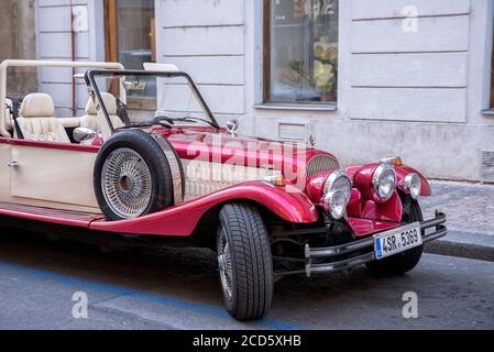 Prague, République Tchèque - 28 octobre 2019 : célèbre voiture rétro rouge et jaune dans la rue de Prague, qui attend les touristes Banque D'Images