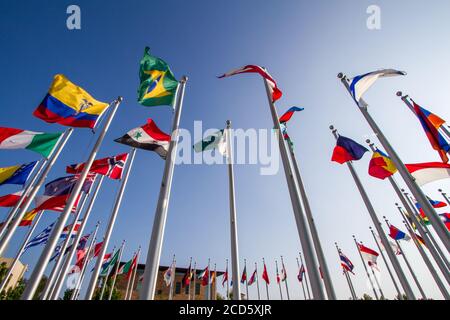 Multinationale - vue vers le haut des drapeaux sur la place des citoyens du monde. Chapman University, Orange, Californie, États-Unis Banque D'Images