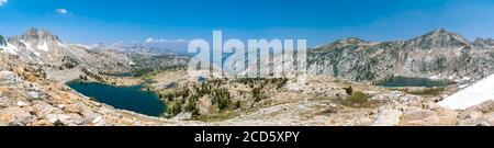 Montagnes et lac, Sierra National Forest, Sierra Nevada Mountains, Californie, États-Unis Banque D'Images