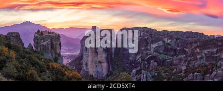 Vue sur le monastère de la Sainte Trinité au coucher du soleil, Meteora, Kalambaka, Thessalie, Grèce Banque D'Images