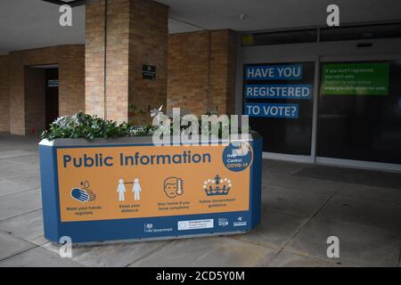 Covid-19 informations affichées en dehors des bureaux civiques du Conseil de Milton Keynes. Banque D'Images