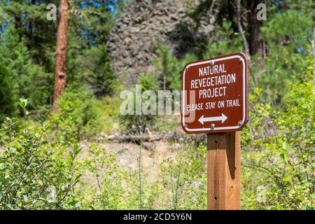 Un panneau de sentier est affiché dans une zone de projet de revégétation naturelle Le long du chemin de randonnée dans la région de Bowl and Pitcher De l'État de Riverside Spokane Washington Banque D'Images