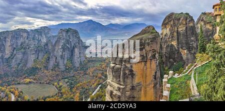Vue aérienne prise depuis le monastère de Varlaam qui se tourne vers Kalambaka, vallée de Meteora, Thessalie, Grèce Banque D'Images