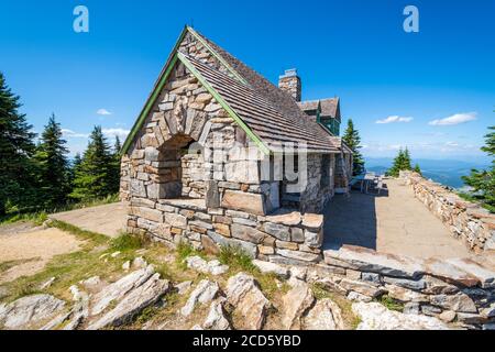 La maison historique Vista House construite en pierre au sommet du parc de Mt Spokane à Spokane, Washington, États-Unis Banque D'Images