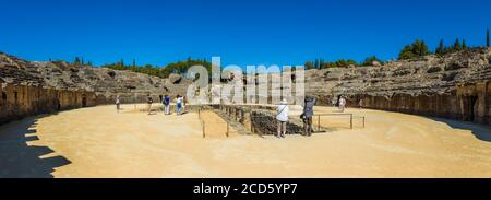Amphithéâtre avec touristes, Italica, Santiponcethe, Espagne Banque D'Images