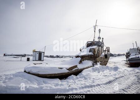 Bateaux glacés amarrés sur les eaux gelées de la rivière OB, Yamalo-Nenets Autonomous Okrug, Russie Banque D'Images