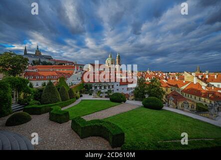 Château de Prague et église Saint-Nicolas dans la petite ville de Prague. Vue sur le soleil du printemps depuis le jardin de Vrtba. Prague, République tchèque. Banque D'Images