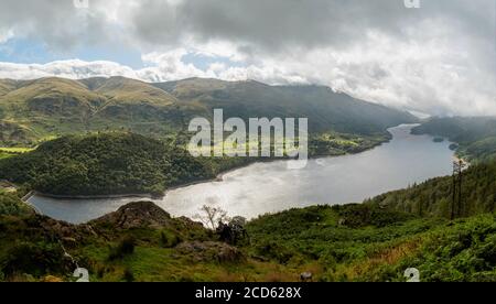 Vue imprenable sur toute la longueur de Thirlmere depuis Le sommet de Raven Crag avec la gamme Helvellyn l'arrière-plan Banque D'Images