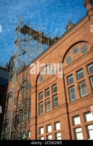 L'échafaudage s'élève au-dessus des vitraux du Crouse College, un bâtiment situé sur le campus de l'université de Syracuse, dans le nord de l'État de New York. Banque D'Images