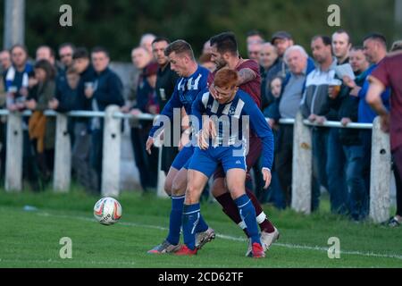 Bolton, Royaume-Uni. 26 août 2020. Fbury AFC dans leur kit violet extérieur jouer leur premier jeu de compétition en public, un défi à l'extérieur de la première division nord-ouest de Counties Daisy Hill dans la région de Westhinton de Bolton, Royaume-Uni. Le club Shakers phoenix ont joué à des jeux d'entraînement mais il a été annoncé lundi que les fans pourront assister au jeu. Crédit : Jon Super/Alay Live News. Banque D'Images