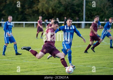 Bolton, Royaume-Uni. 26 août 2020. Fbury AFC dans leur kit violet extérieur jouer leur premier jeu de compétition en public, un défi à l'extérieur de la première division nord-ouest de Counties Daisy Hill dans la région de Westhinton de Bolton, Royaume-Uni. Le club Shakers phoenix ont joué à des jeux d'entraînement mais il a été annoncé lundi que les fans pourront assister au jeu. Crédit : Jon Super/Alay Live News. Banque D'Images