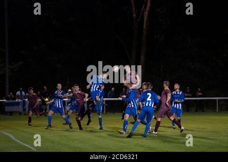 Bolton, Royaume-Uni. 26 août 2020. Fbury AFC dans leur kit violet extérieur jouer leur premier jeu de compétition en public, un défi à l'extérieur de la première division nord-ouest de Counties Daisy Hill dans la région de Westhinton de Bolton, Royaume-Uni. Le club Shakers phoenix ont joué à des jeux d'entraînement mais il a été annoncé lundi que les fans pourront assister au jeu. Crédit : Jon Super/Alay Live News. Banque D'Images