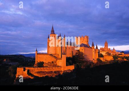 Château d'Alcazar au coucher du soleil, Segovia, Castille et Leon, Espagne Banque D'Images