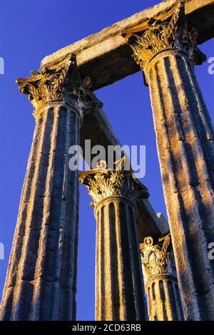 Colonnes corinthiennes du temple romain d'Evora, district d'Evora, Portugal Banque D'Images