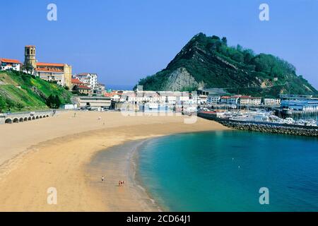 La plage et les bâtiments de la ville sur la mer, Geraria, pays Basque, Espagne Banque D'Images