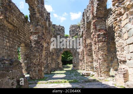 Ruines de l'ancienne basilique dans le Caucase. La basilique du Qum. Bâtiments historiques en Azerbaïdjan Banque D'Images