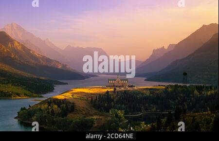 Hôtel Prince of Wales sur le lac au coucher du soleil, parc national des Lacs-Waterton, Alberta, Canada Banque D'Images