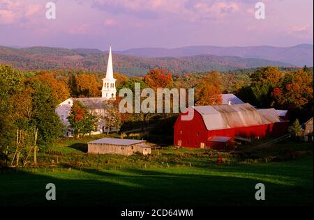 Église et grange en ville en automne, Peacham, Vermont, États-Unis Banque D'Images