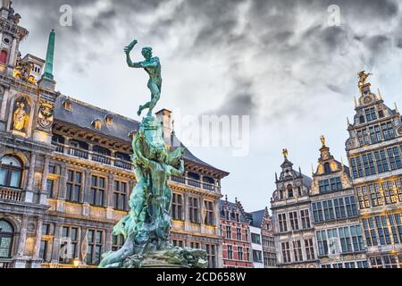 Paysage urbain - vue sur la fontaine Brabo et le Stadhuis (bâtiment de l'hôtel de ville) à la Grote Markt (place principale) d'Anvers, en Belgique Banque D'Images