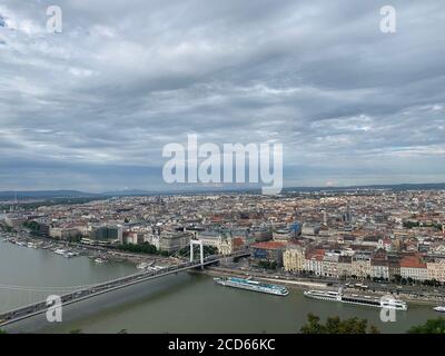 Vue sur la ville de Budapest depuis le sommet de la statue de la liberté. Budapest, Hongrie. Banque D'Images