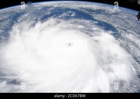 Washington, États-Unis. 26 août 2020. L'astronaute de la NASA, Chris Cassidy, commandant de la mission Expedition 63 à bord de la Station spatiale internationale, a pris ces photos de l'ouragan Laura le 26 août 2020, alors qu'il continuait de se renforcer dans le golfe du Mexique. Laura pousse des eaux du golfe du Mexique qui pourraient inonter les zones côtières à des kilomètres à l'intérieur des terres, et des évacuations sont en cours. Crédit NASA/UPI : UPI/Alay Live News Banque D'Images