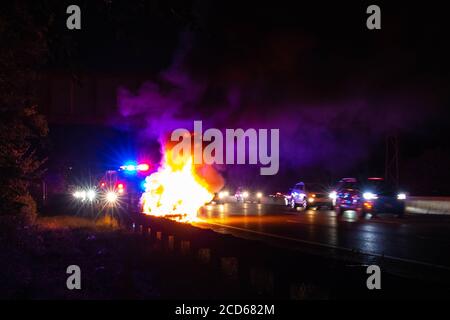 Voiture en feu de nuit accident sur la route avec police Banque D'Images