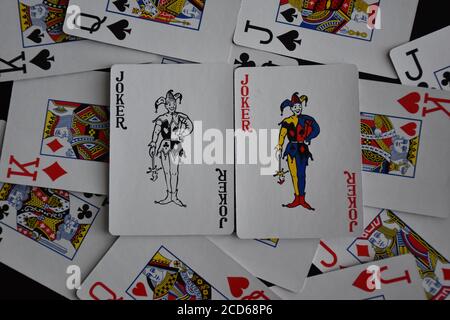 joker de cartes à jouer sur l'arrière-plan des cartes éparpillées Banque D'Images