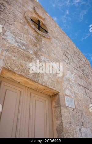 Europe, Malte, la Valette. Dingli Cliffs, le point culminant de Malte, situé sur la côte occidentale de Malte. Chapelle Saint Mary Magdalene, catholique romaine Banque D'Images