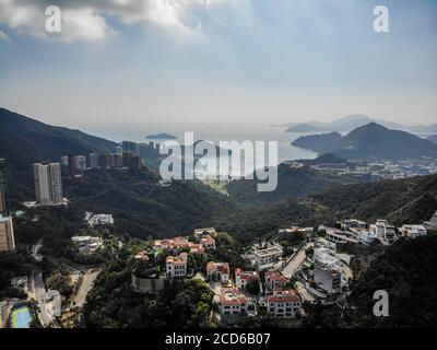 Photo aérienne prise au-dessus de Happy Valley, à Hong Kong, en direction de Deep Water Bay et de la mer de Chine méridionale. Banque D'Images