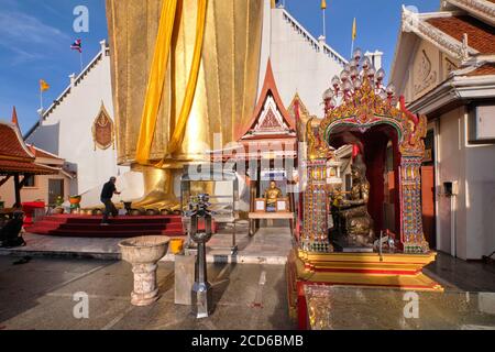 Légendaire templewat Indravivarn (Intharawihan) avec une statue de 32 m de haut d'un Bouddha de Staning, un adorateur au «lotus feet» du Bouddha; Bangkok, Thaïlande Banque D'Images