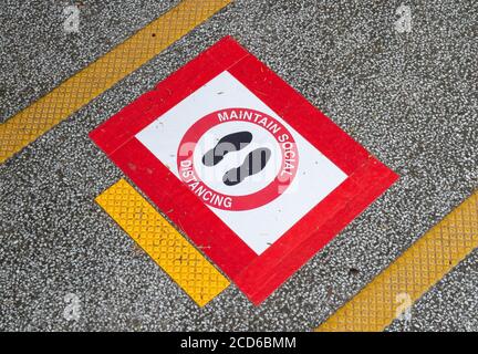 Hong Kong, Chine : 26 août 2020. Marqueurs sociaux de distance sur le trottoir au sommet du bus à l'Université de science et de technologie de Hong Kong, Clearwat Banque D'Images