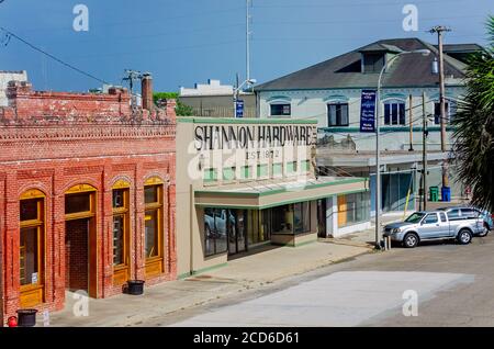 La rue Front est surtout désertée avant l'ouragan Laura, le 25 août 2020, à Morgan City, en Louisiane. Banque D'Images